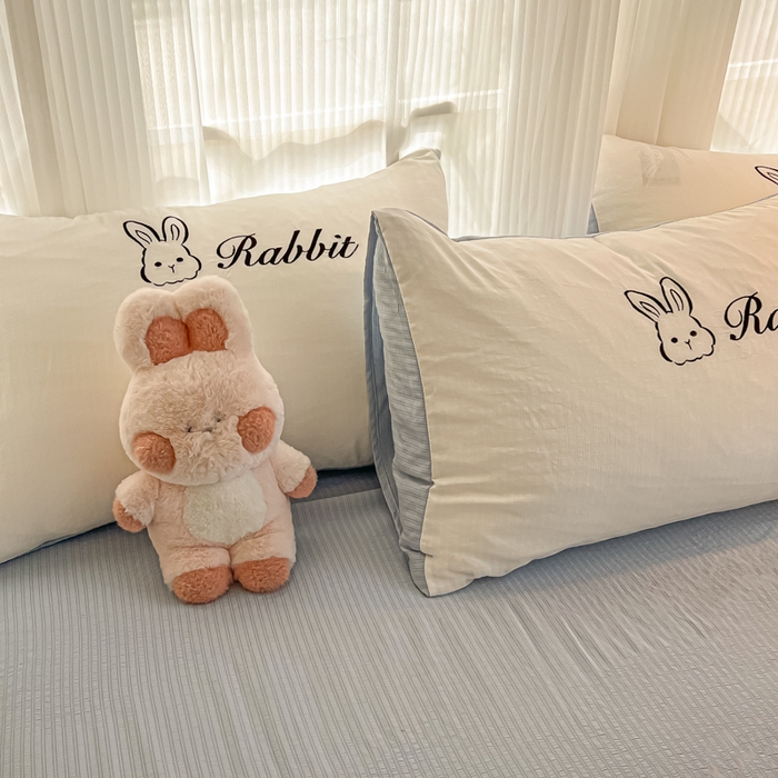 91家纺网 家纺一手货源 找家纺 多乐家纺 2025新款超柔加厚有氧提花针织小竺棉绣花四件套(提供买家秀） 兔兔-白蓝