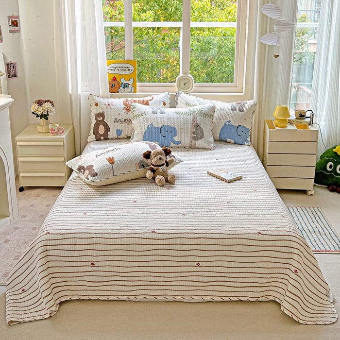 91家纺网 家纺一手货源 找家纺 羽爱家纺 2025新款A类13372全棉印花砂洗床盖套件 动物森林