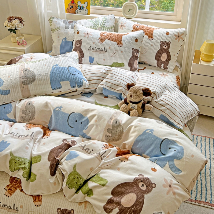 91家纺网 家纺一手货源 找家纺 羽爱家纺 2025新款A类13372全棉印花砂洗床盖套件 动物森林