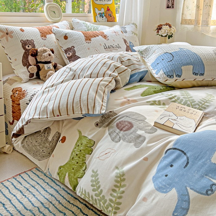 91家纺网 家纺一手货源 找家纺 羽爱家纺 2025新款A类13372全棉印花砂洗床盖套件 动物森林