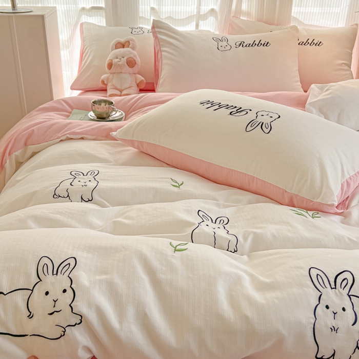 91家纺网 家纺一手货源 找家纺 多乐家纺 2025新款超柔加厚有氧提花针织小竺棉绣花四件套(提供买家秀） 兔兔-白粉