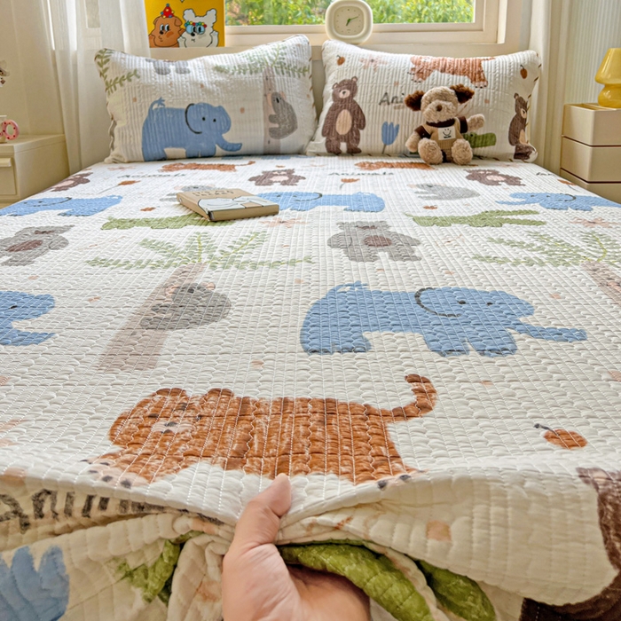 91家纺网 家纺一手货源 找家纺 羽爱家纺 2025新款A类13372全棉印花砂洗床盖套件 动物森林