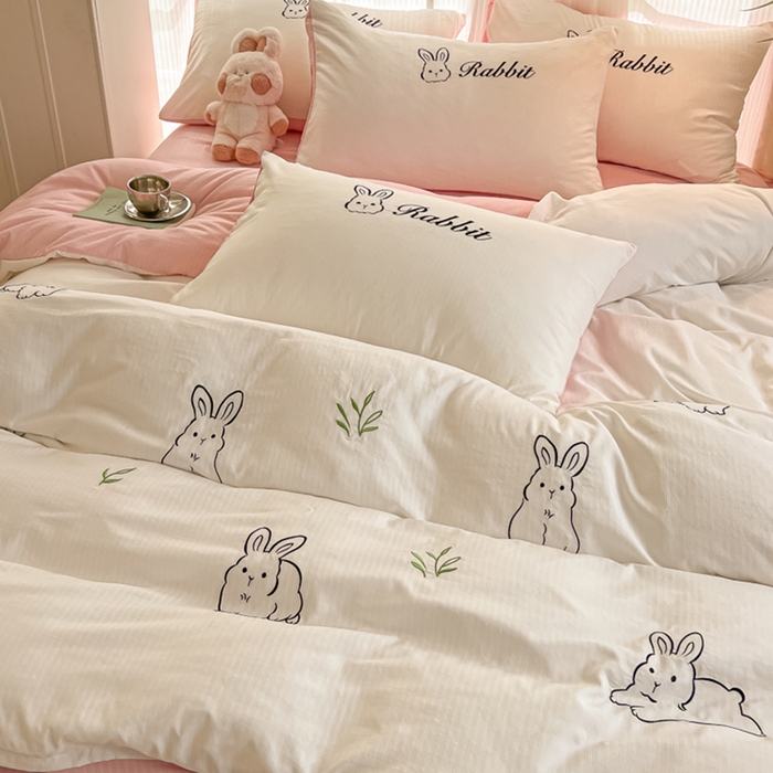 91家纺网 家纺一手货源 找家纺 多乐家纺 2025新款超柔加厚有氧提花针织小竺棉绣花四件套(提供买家秀） 兔兔-白粉