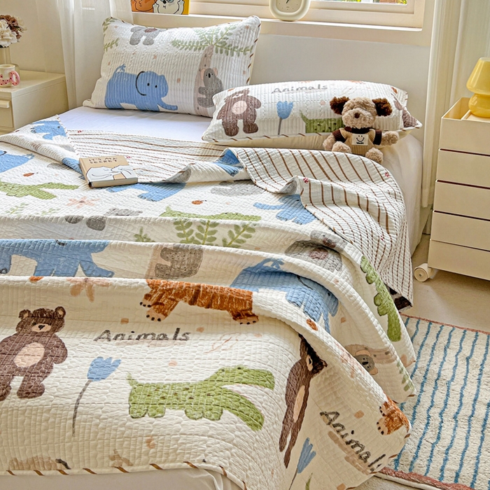 91家纺网 家纺一手货源 找家纺 羽爱家纺 2025新款A类13372全棉印花砂洗床盖套件 动物森林