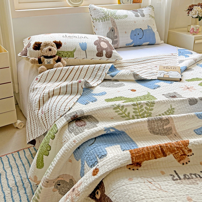 91家纺网 家纺一手货源 找家纺 羽爱家纺 2025新款A类13372全棉印花砂洗床盖套件 动物森林