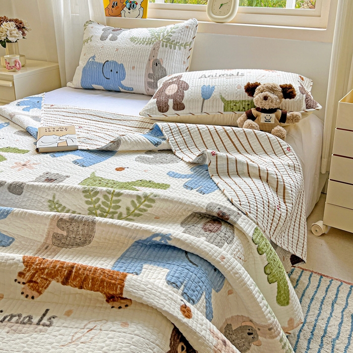 91家纺网 家纺一手货源 找家纺 羽爱家纺 2025新款A类13372全棉印花砂洗床盖套件 动物森林