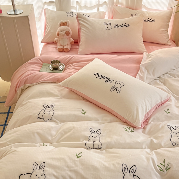 91家纺网 家纺一手货源 找家纺 多乐家纺 2025新款超柔加厚有氧提花针织小竺棉绣花四件套(提供买家秀） 兔兔-白粉