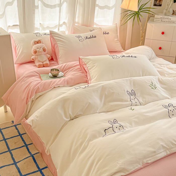 91家纺网 家纺一手货源 找家纺 多乐家纺 2025新款超柔加厚有氧提花针织小竺棉绣花四件套(提供买家秀） 兔兔-白粉