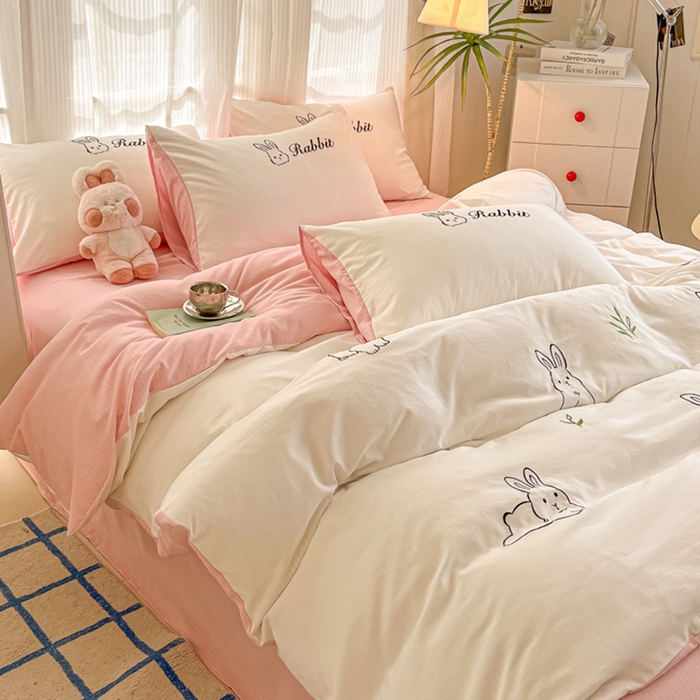 91家纺网 家纺一手货源 找家纺 多乐家纺 2025新款超柔加厚有氧提花针织小竺棉绣花四件套(提供买家秀） 兔兔-白粉