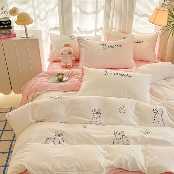 91家纺网 家纺一手货源 找家纺 多乐家纺 2025新款超柔加厚有氧提花针织小竺棉绣花四件套(提供买家秀） 兔兔-白粉