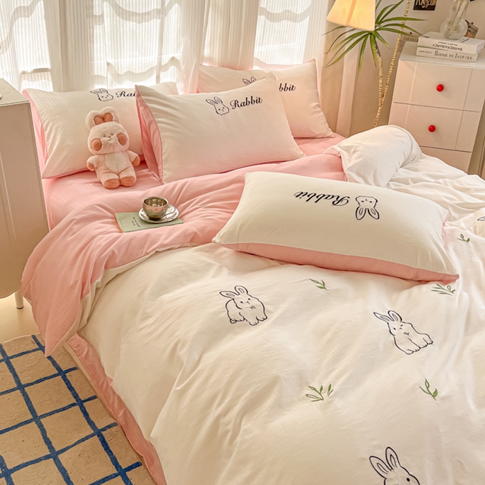 91家纺网 家纺一手货源 找家纺 多乐家纺 2025新款超柔加厚有氧提花针织小竺棉绣花四件套(提供买家秀） 兔兔-白粉