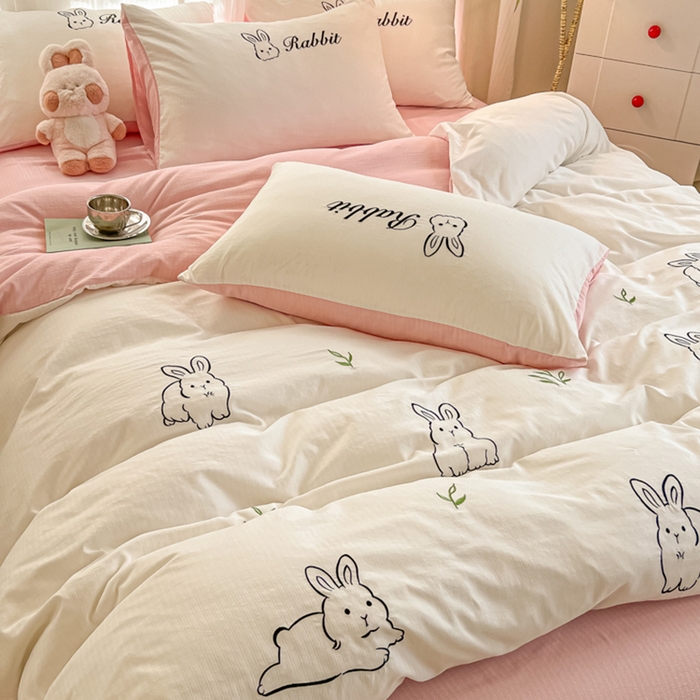 91家纺网 家纺一手货源 找家纺 多乐家纺 2025新款超柔加厚有氧提花针织小竺棉绣花四件套(提供买家秀） 兔兔-白粉