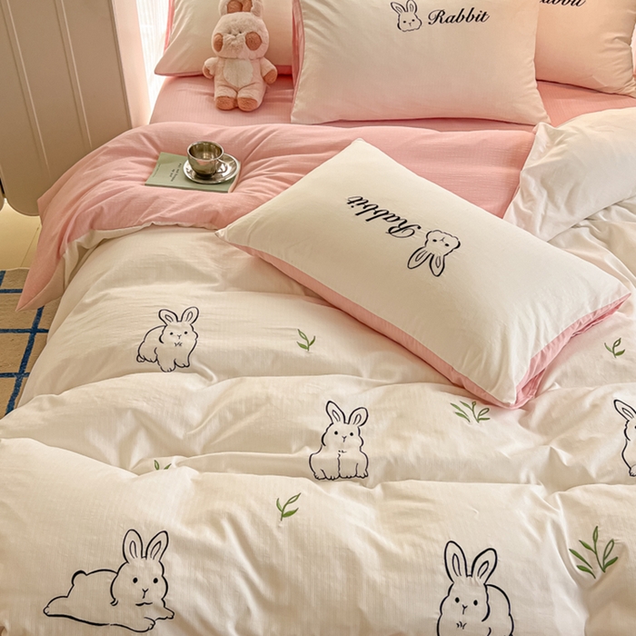 91家纺网 家纺一手货源 找家纺 多乐家纺 2025新款超柔加厚有氧提花针织小竺棉绣花四件套(提供买家秀） 兔兔-白粉