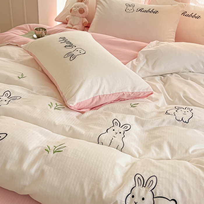 91家纺网 家纺一手货源 找家纺 多乐家纺 2025新款超柔加厚有氧提花针织小竺棉绣花四件套(提供买家秀） 兔兔-白粉