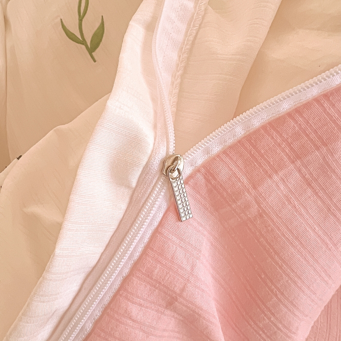 91家纺网 家纺一手货源 找家纺 多乐家纺 2025新款超柔加厚有氧提花针织小竺棉绣花四件套(提供买家秀） 兔兔-白粉