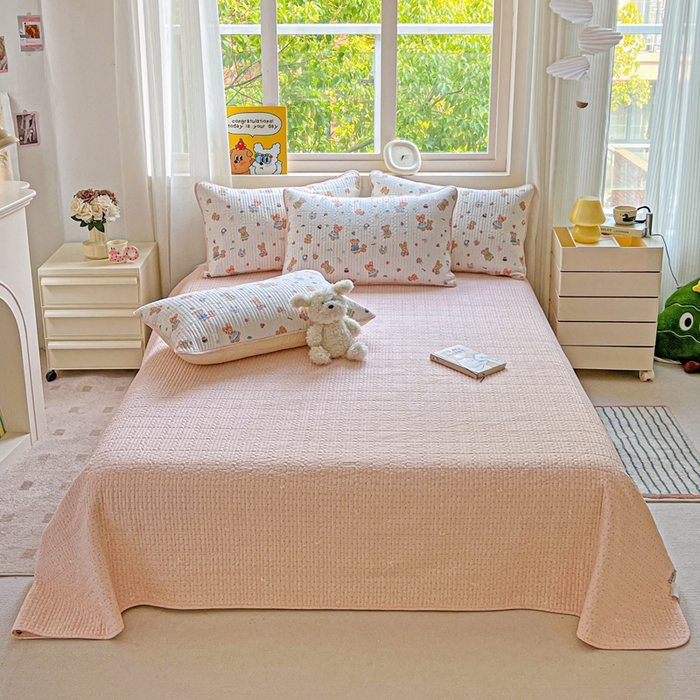 91家纺网 家纺一手货源 找家纺 羽爱家纺 2025新款A类13372全棉印花砂洗床盖套件 好朋友