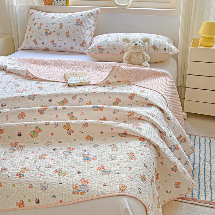 91家纺网 家纺一手货源 找家纺 羽爱家纺 2025新款A类13372全棉印花砂洗床盖套件 好朋友