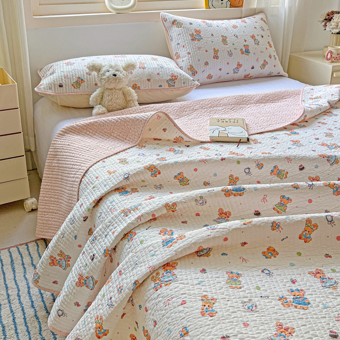 91家纺网 家纺一手货源 找家纺 羽爱家纺 2025新款A类13372全棉印花砂洗床盖套件 好朋友