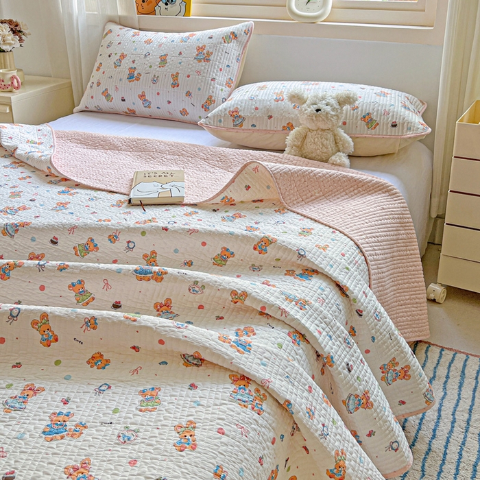 91家纺网 家纺一手货源 找家纺 羽爱家纺 2025新款A类13372全棉印花砂洗床盖套件 好朋友