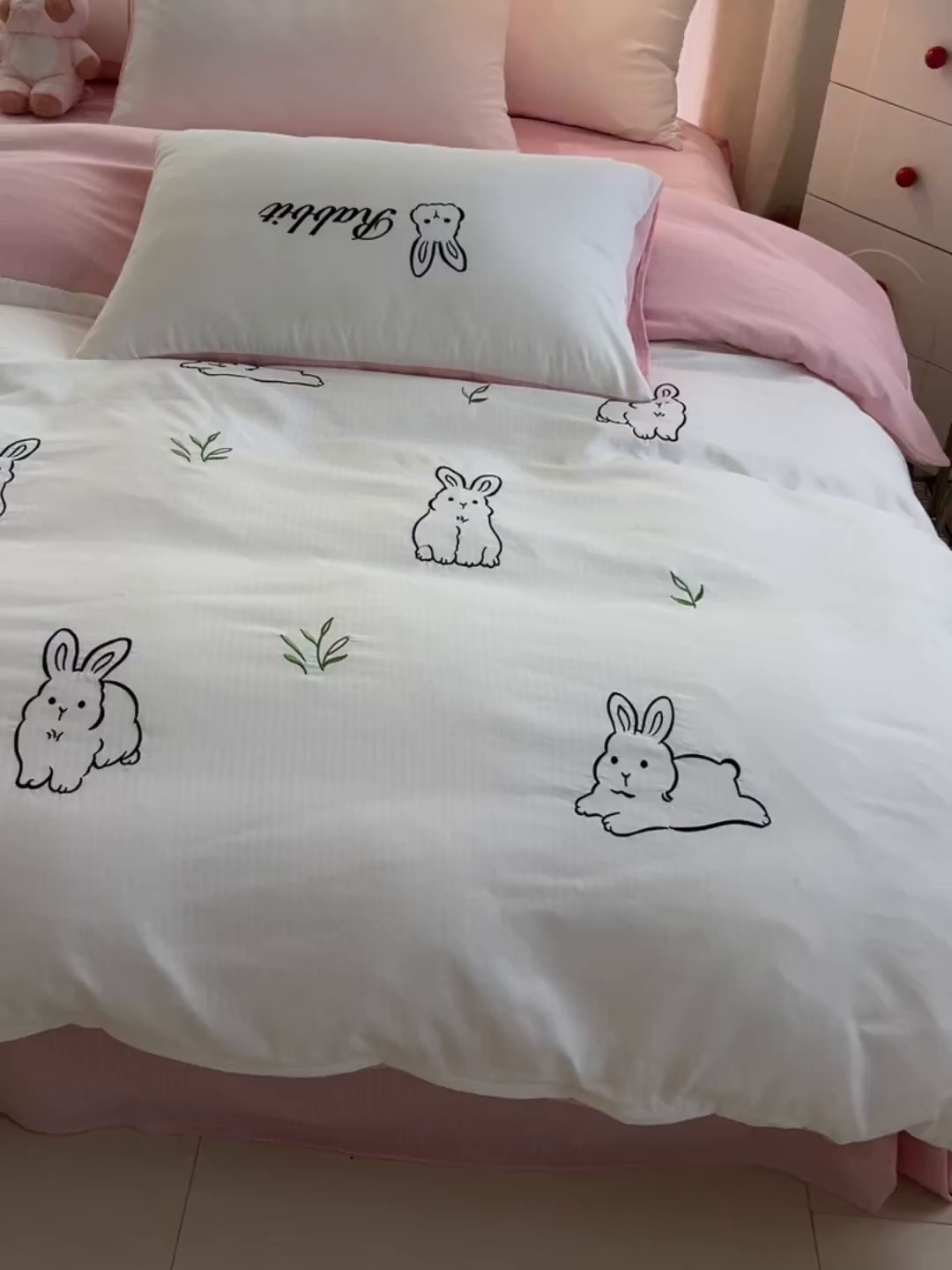 91家纺网 家纺一手货源 找家纺 多乐家纺 2025新款超柔加厚有氧提花针织小竺棉绣花四件套(提供买家秀） 兔兔-白粉