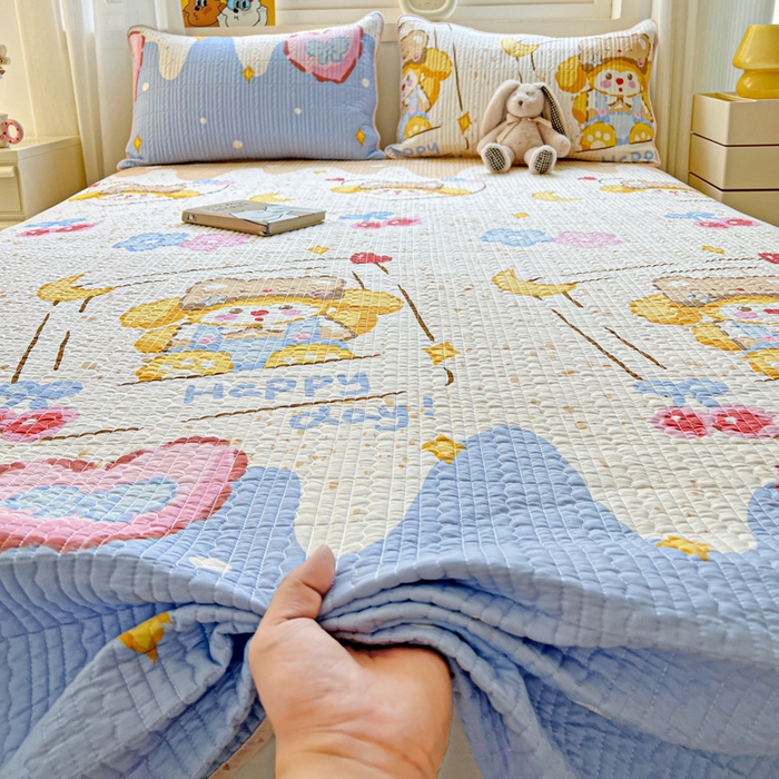 91家纺网 家纺一手货源 找家纺 羽爱家纺 2025新款A类13372全棉印花砂洗床盖套件 可爱巴熊