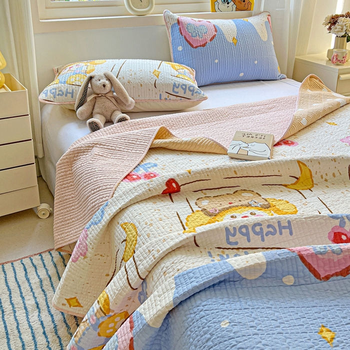 91家纺网 家纺一手货源 找家纺 羽爱家纺 2025新款A类13372全棉印花砂洗床盖套件 可爱巴熊