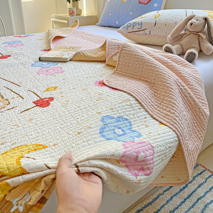 91家纺网 家纺一手货源 找家纺 羽爱家纺 2025新款A类13372全棉印花砂洗床盖套件 可爱巴熊