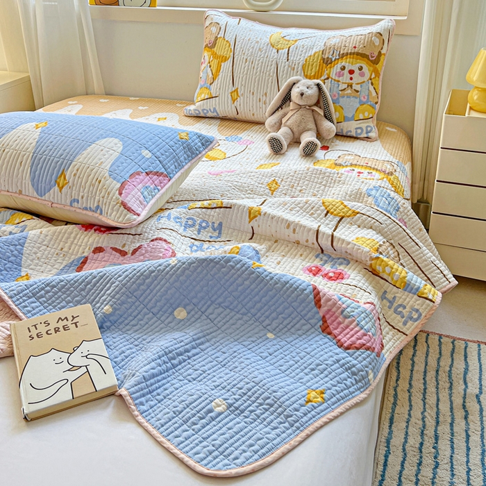 91家纺网 家纺一手货源 找家纺 羽爱家纺 2025新款A类13372全棉印花砂洗床盖套件 可爱巴熊