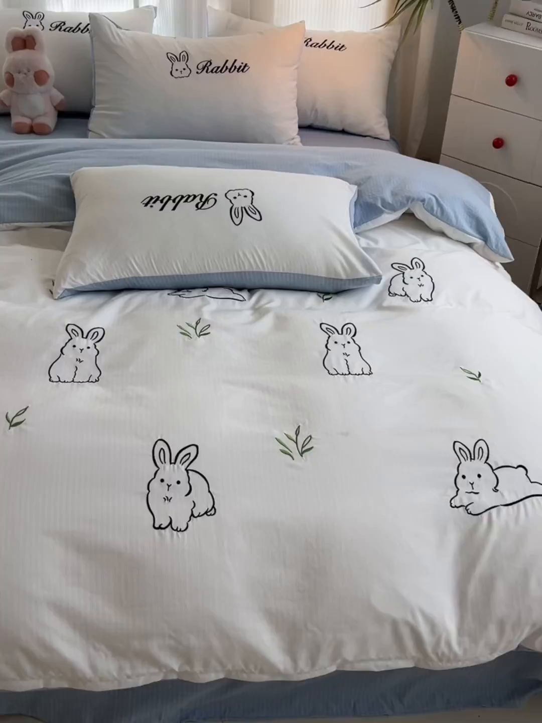 91家纺网 家纺一手货源 找家纺 多乐家纺 2025新款超柔加厚有氧提花针织小竺棉绣花四件套(提供买家秀） 兔兔-白蓝