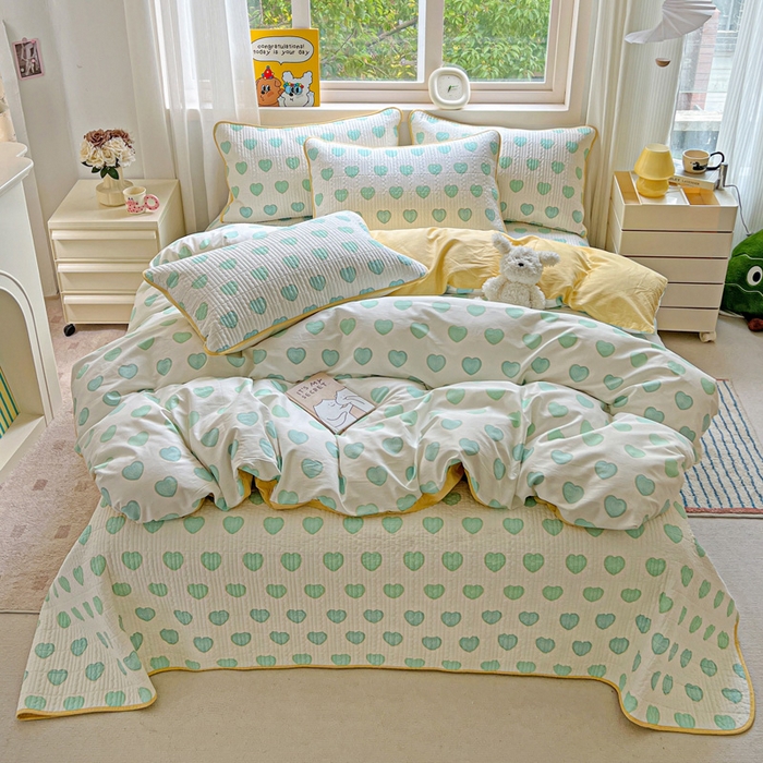 91家纺网 家纺一手货源 找家纺 羽爱家纺 2025新款A类13372全棉印花砂洗床盖套件 恋爱心语