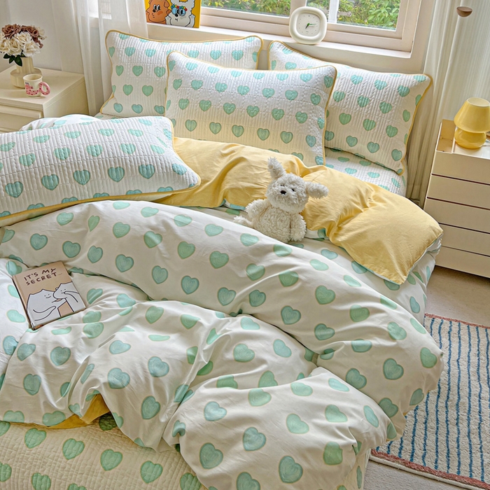 91家纺网 家纺一手货源 找家纺 羽爱家纺 2025新款A类13372全棉印花砂洗床盖套件 恋爱心语