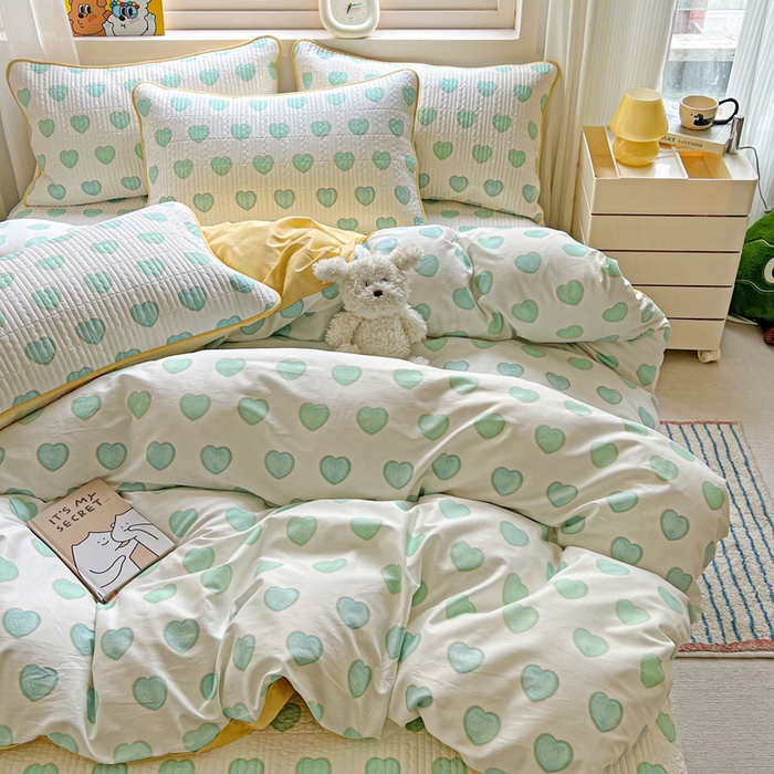 91家纺网 家纺一手货源 找家纺 羽爱家纺 2025新款A类13372全棉印花砂洗床盖套件 恋爱心语