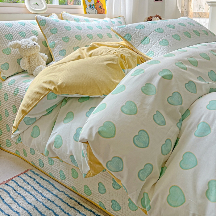 91家纺网 家纺一手货源 找家纺 羽爱家纺 2025新款A类13372全棉印花砂洗床盖套件 恋爱心语