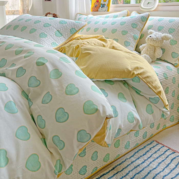 91家纺网 家纺一手货源 找家纺 羽爱家纺 2025新款A类13372全棉印花砂洗床盖套件 恋爱心语