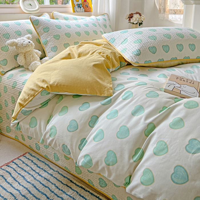 91家纺网 家纺一手货源 找家纺 羽爱家纺 2025新款A类13372全棉印花砂洗床盖套件 恋爱心语