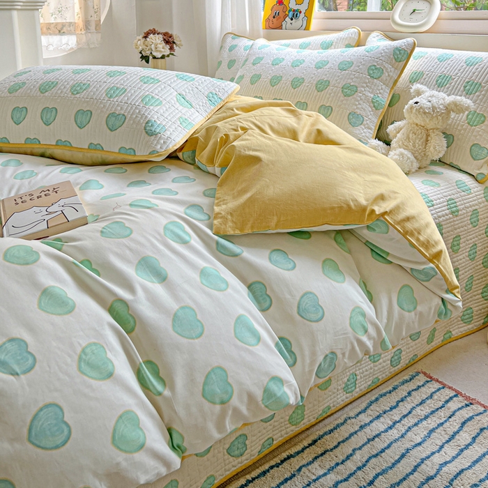 91家纺网 家纺一手货源 找家纺 羽爱家纺 2025新款A类13372全棉印花砂洗床盖套件 恋爱心语