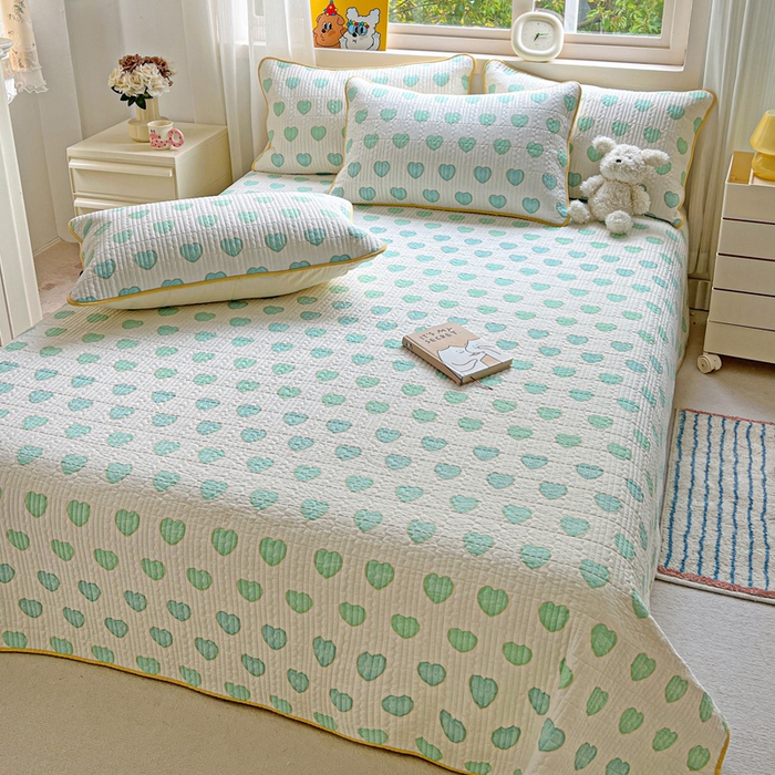 91家纺网 家纺一手货源 找家纺 羽爱家纺 2025新款A类13372全棉印花砂洗床盖套件 恋爱心语