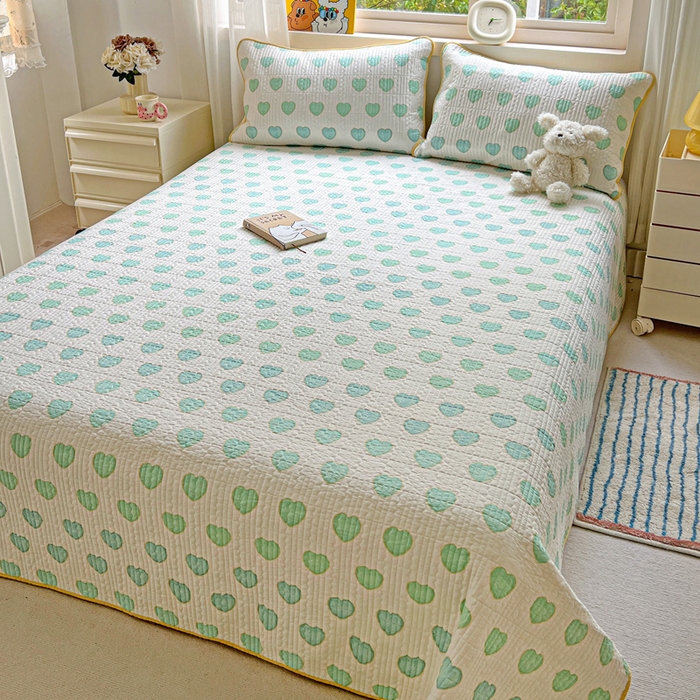 91家纺网 家纺一手货源 找家纺 羽爱家纺 2025新款A类13372全棉印花砂洗床盖套件 恋爱心语