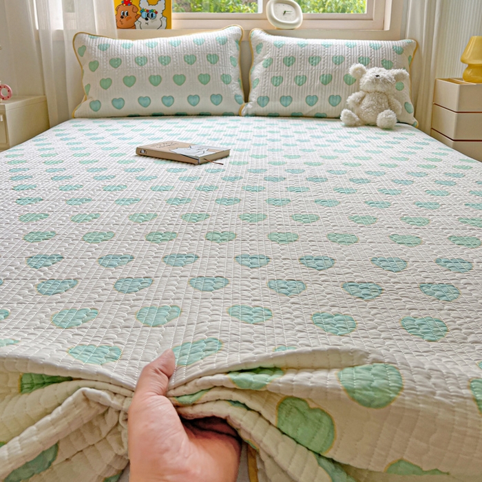 91家纺网 家纺一手货源 找家纺 羽爱家纺 2025新款A类13372全棉印花砂洗床盖套件 恋爱心语