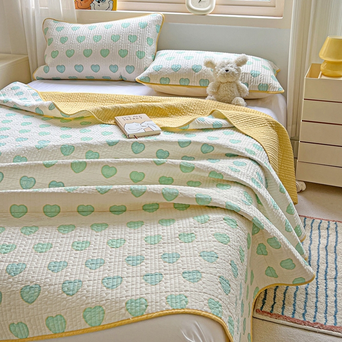 91家纺网 家纺一手货源 找家纺 羽爱家纺 2025新款A类13372全棉印花砂洗床盖套件 恋爱心语