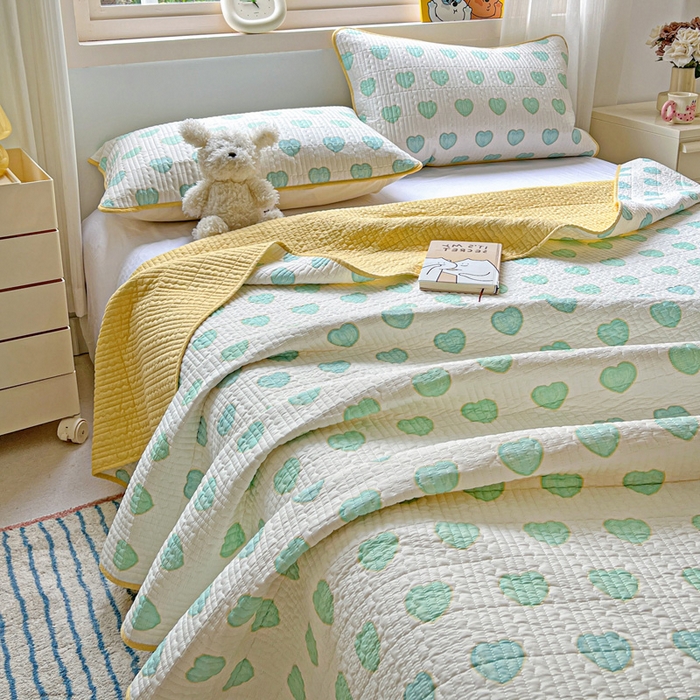 91家纺网 家纺一手货源 找家纺 羽爱家纺 2025新款A类13372全棉印花砂洗床盖套件 恋爱心语