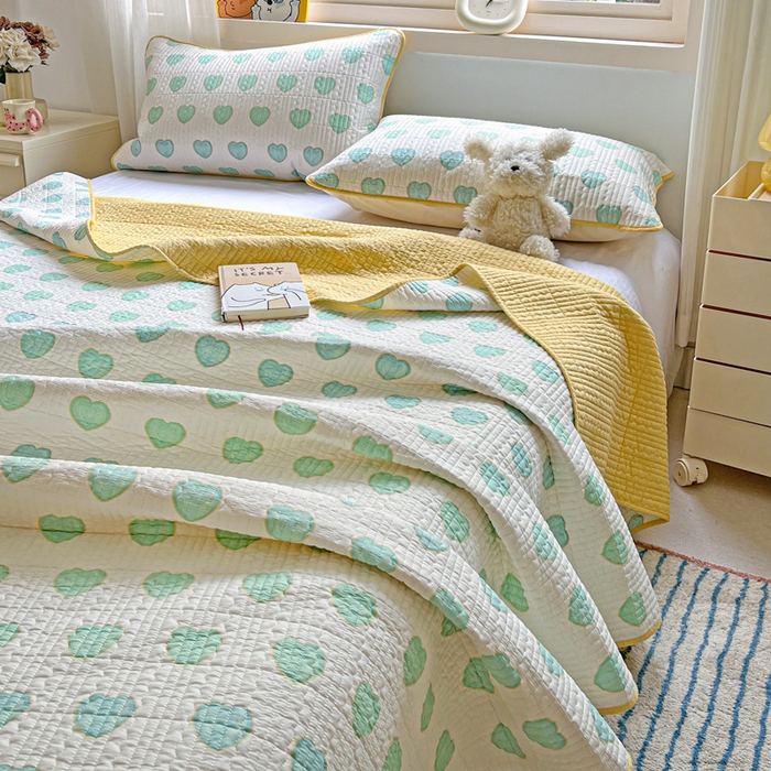 91家纺网 家纺一手货源 找家纺 羽爱家纺 2025新款A类13372全棉印花砂洗床盖套件 恋爱心语