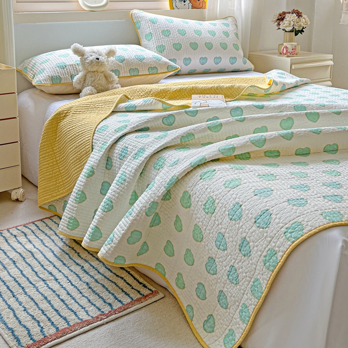 91家纺网 家纺一手货源 找家纺 羽爱家纺 2025新款A类13372全棉印花砂洗床盖套件 恋爱心语