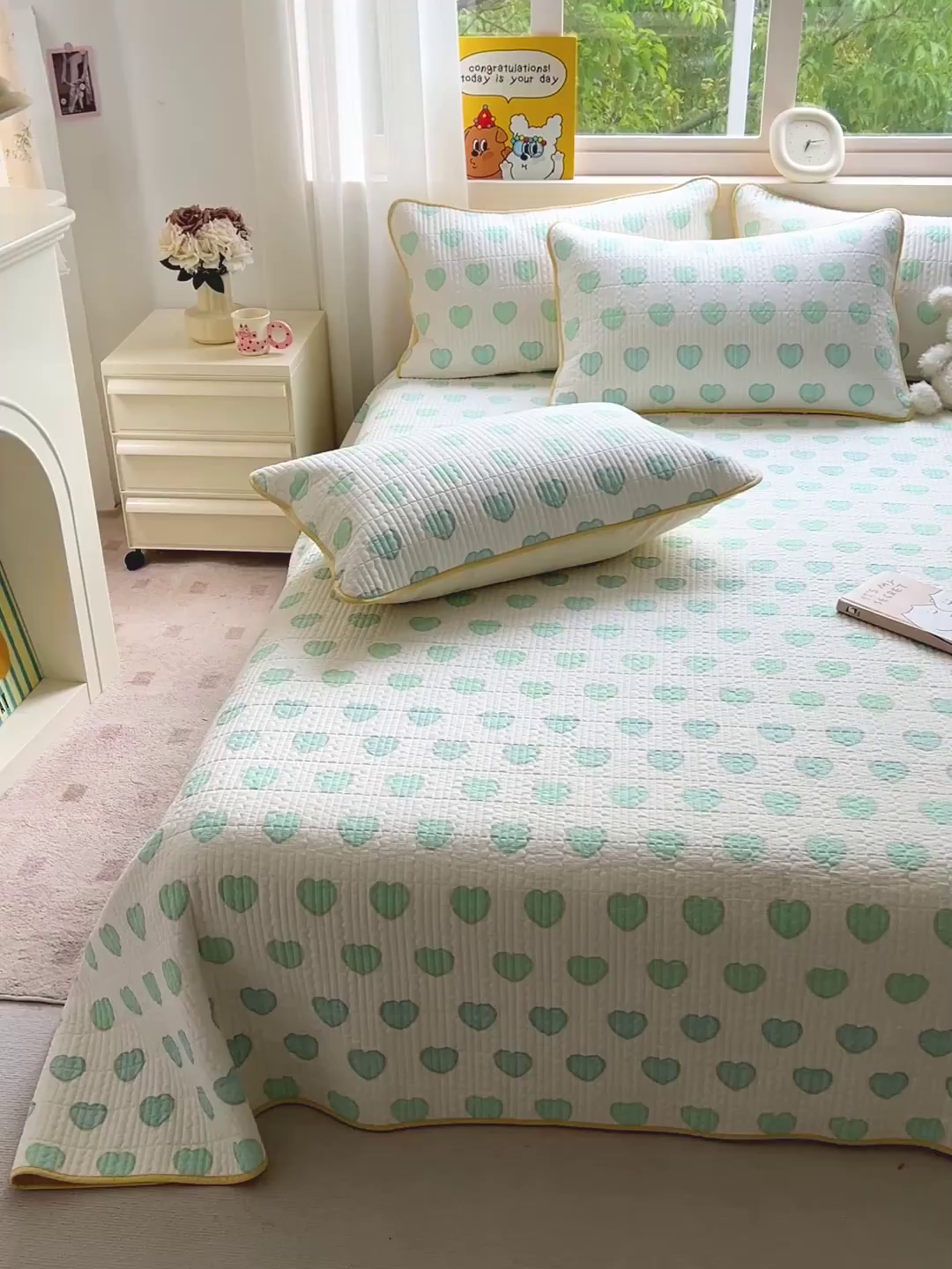 91家纺网 家纺一手货源 找家纺 羽爱家纺 2025新款A类13372全棉印花砂洗床盖套件 恋爱心语