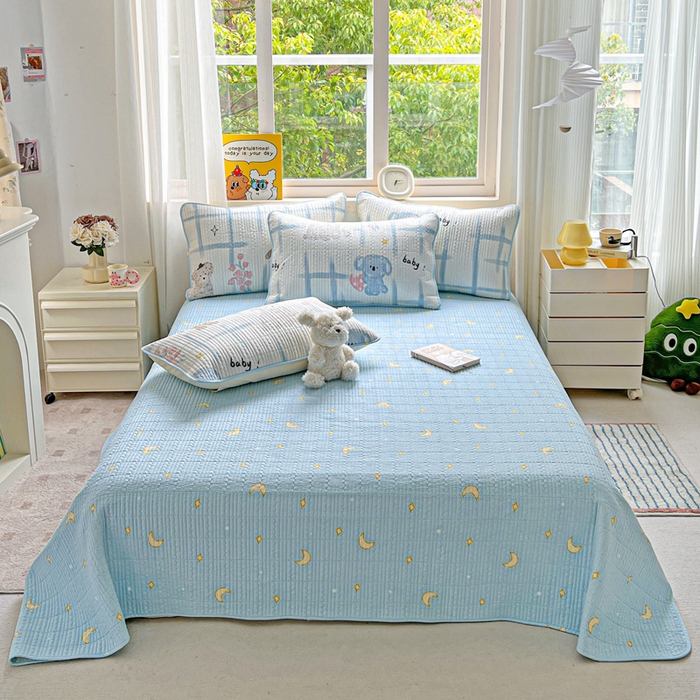 91家纺网 家纺一手货源 找家纺 羽爱家纺 2025新款A类13372全棉印花砂洗床盖套件 玩偶派对