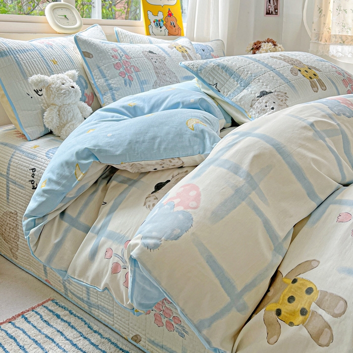 91家纺网 家纺一手货源 找家纺 羽爱家纺 2025新款A类13372全棉印花砂洗床盖套件 玩偶派对