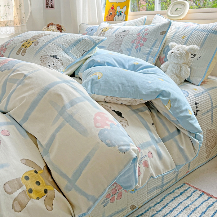 91家纺网 家纺一手货源 找家纺 羽爱家纺 2025新款A类13372全棉印花砂洗床盖套件 玩偶派对