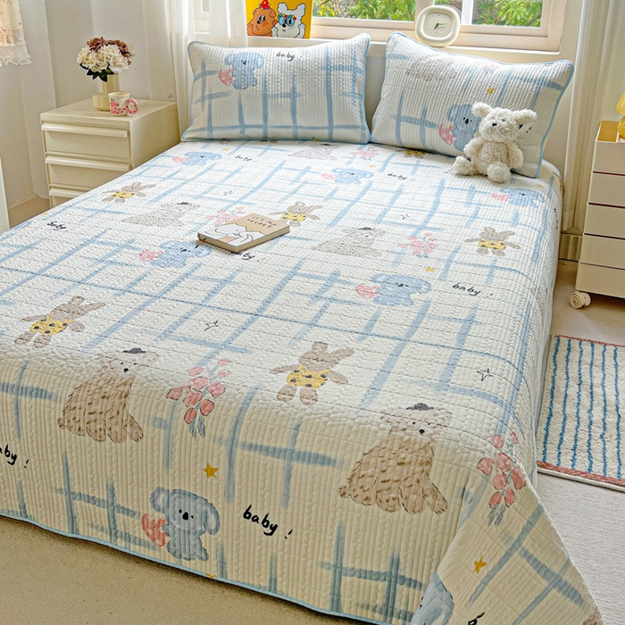 91家纺网 家纺一手货源 找家纺 羽爱家纺 2025新款A类13372全棉印花砂洗床盖套件 玩偶派对