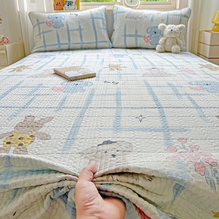 91家纺网 家纺一手货源 找家纺 羽爱家纺 2025新款A类13372全棉印花砂洗床盖套件 玩偶派对