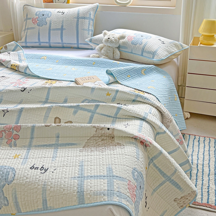 91家纺网 家纺一手货源 找家纺 羽爱家纺 2025新款A类13372全棉印花砂洗床盖套件 玩偶派对